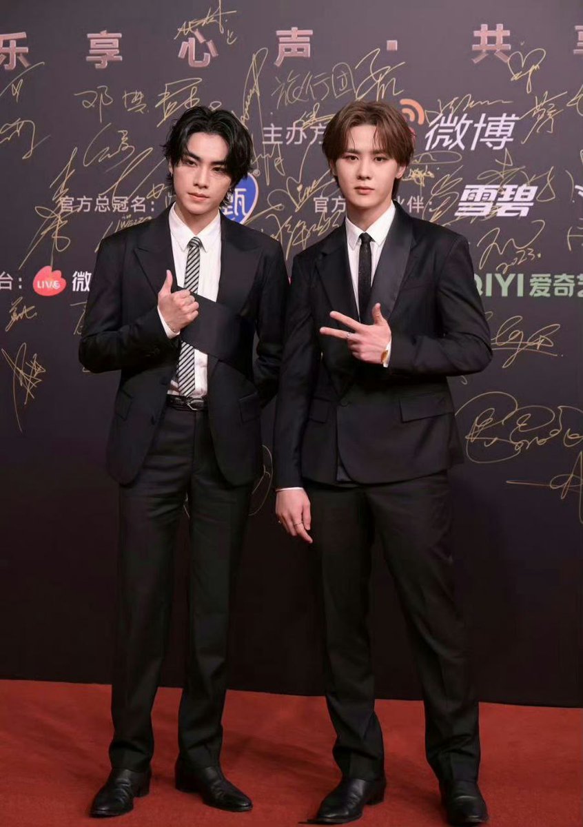 wayvisionnie's tweet photo. [PRENSA] 230926 ¡#KUN y #XIAOJUN en la alfombra roja de los Weibo Music Awards 2023! (1)

#KUN_XIAOJUN_at_WMA2023
#钱锟 #肖俊 #WayV #WeiShenV https://t.co/IAxfbBN7XE