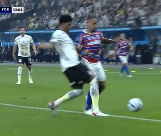 Oledobrasil's tweet photo. O Corinthians foi salvo pela arbitragem em 2 dos últimos 3 jogos que fez em casa.

A ARBITRAGEM É O MAIOR ÍDOLO DA HISTÓRIA DO CORINTHIANS E SEMPRE SERÁ! https://t.co/QbWYactQlO