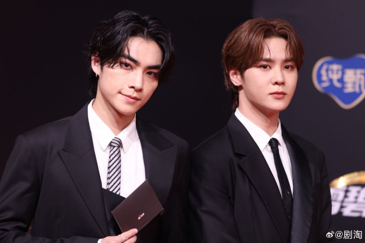 wayvisionnie's tweet photo. [PRENSA] 230926 ¡#KUN y #XIAOJUN en la alfombra roja de los Weibo Music Awards 2023! (1)

#KUN_XIAOJUN_at_WMA2023
#钱锟 #肖俊 #WayV #WeiShenV https://t.co/IAxfbBN7XE