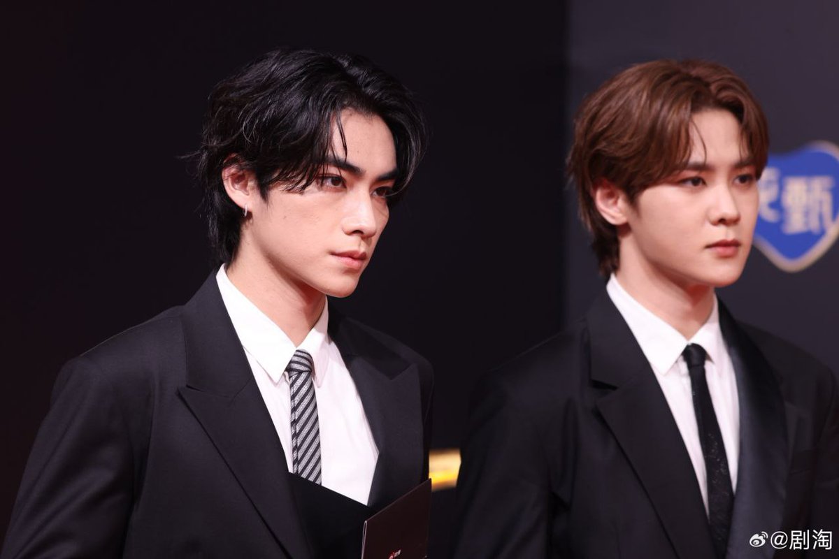 wayvisionnie's tweet photo. [PRENSA] 230926 ¡#KUN y #XIAOJUN en la alfombra roja de los Weibo Music Awards 2023! (1)

#KUN_XIAOJUN_at_WMA2023
#钱锟 #肖俊 #WayV #WeiShenV https://t.co/IAxfbBN7XE