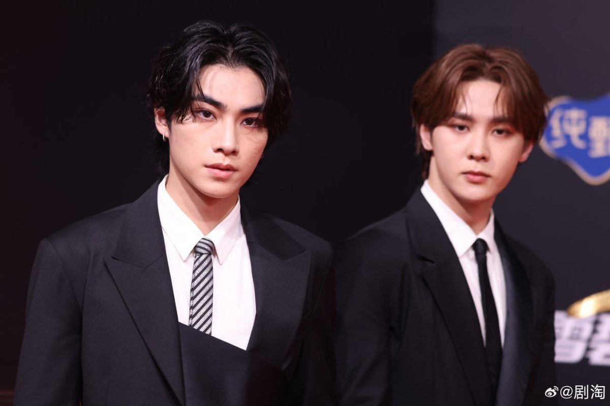 wayvisionnie's tweet photo. [PRENSA] 230926 ¡#KUN y #XIAOJUN en la alfombra roja de los Weibo Music Awards 2023! (2)

#KUN_XIAOJUN_at_WMA2023
#钱锟 #肖俊 #WayV #WeiShenV https://t.co/oE1GJhzR5u