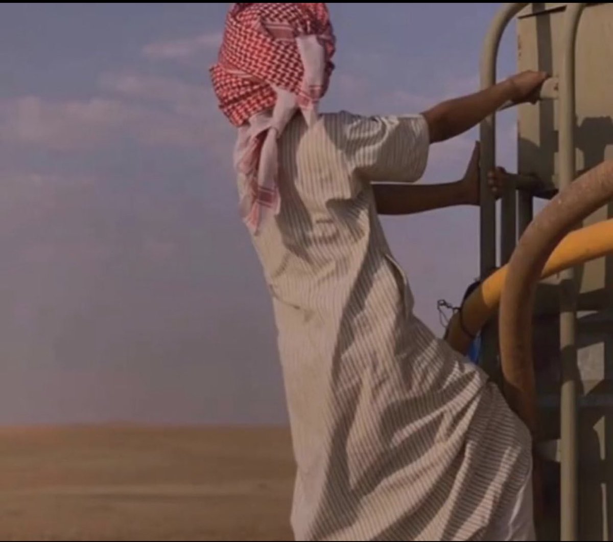 ياليتني طفل وأجي له وأسلمَ 
وأجلس بجنبه وأنشده عن علوُمه 

محدنً علي ناقد ولا حدنً معلم 
طفل يسلمَ لعنبوُ من يلِومه