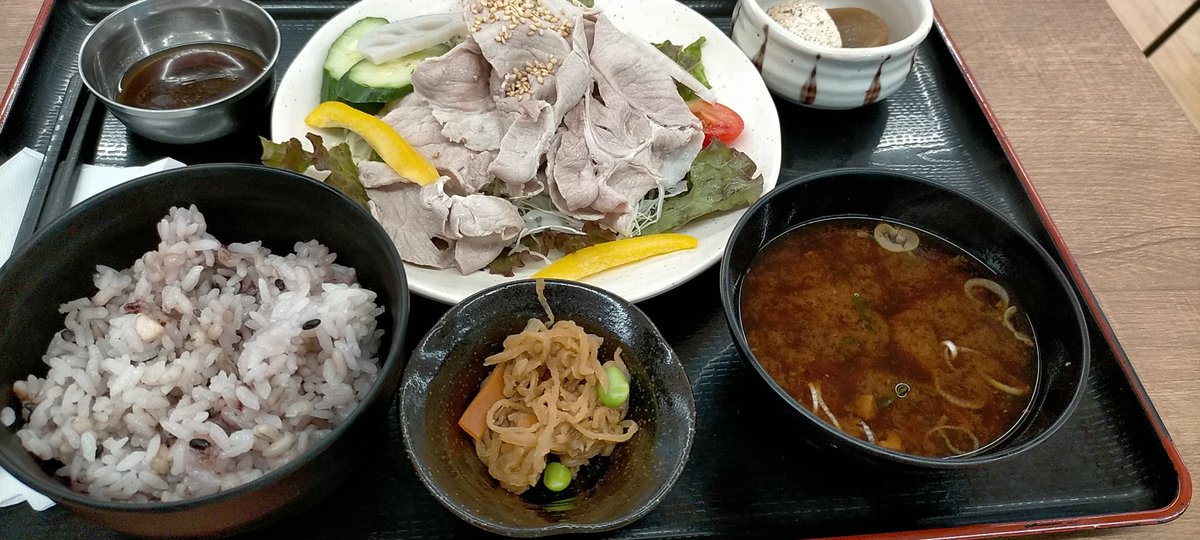 oushi1979's tweet photo. 昼食記録����
今日はあっさりと
冷しゃぶサラダで💪

#筋トレ
#ランチ
#筋トレ垢さんと繋がりたい 
#筋トレ初心者 
#食事 https://t.co/D2AdFBb86G