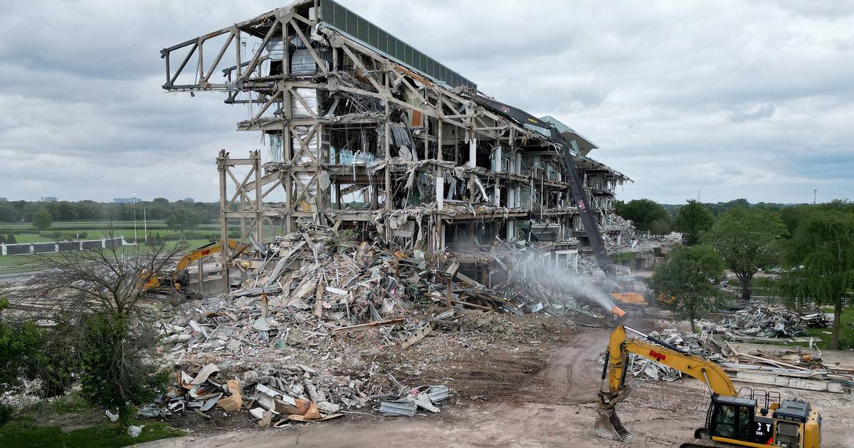 AndrewNJHawkins's tweet photo. The final structures at Arlington Park in Chicago came down today. 

The last decade alone, horses like Magician, Dank, Adelaide, Euro Charline, Side Glance, Highland Reel, Bricks And Mortar, Sistercharlie and Magic Wand raced here.

How quickly the wrecking balls can take over. https://t.co/nQLyxjiogo