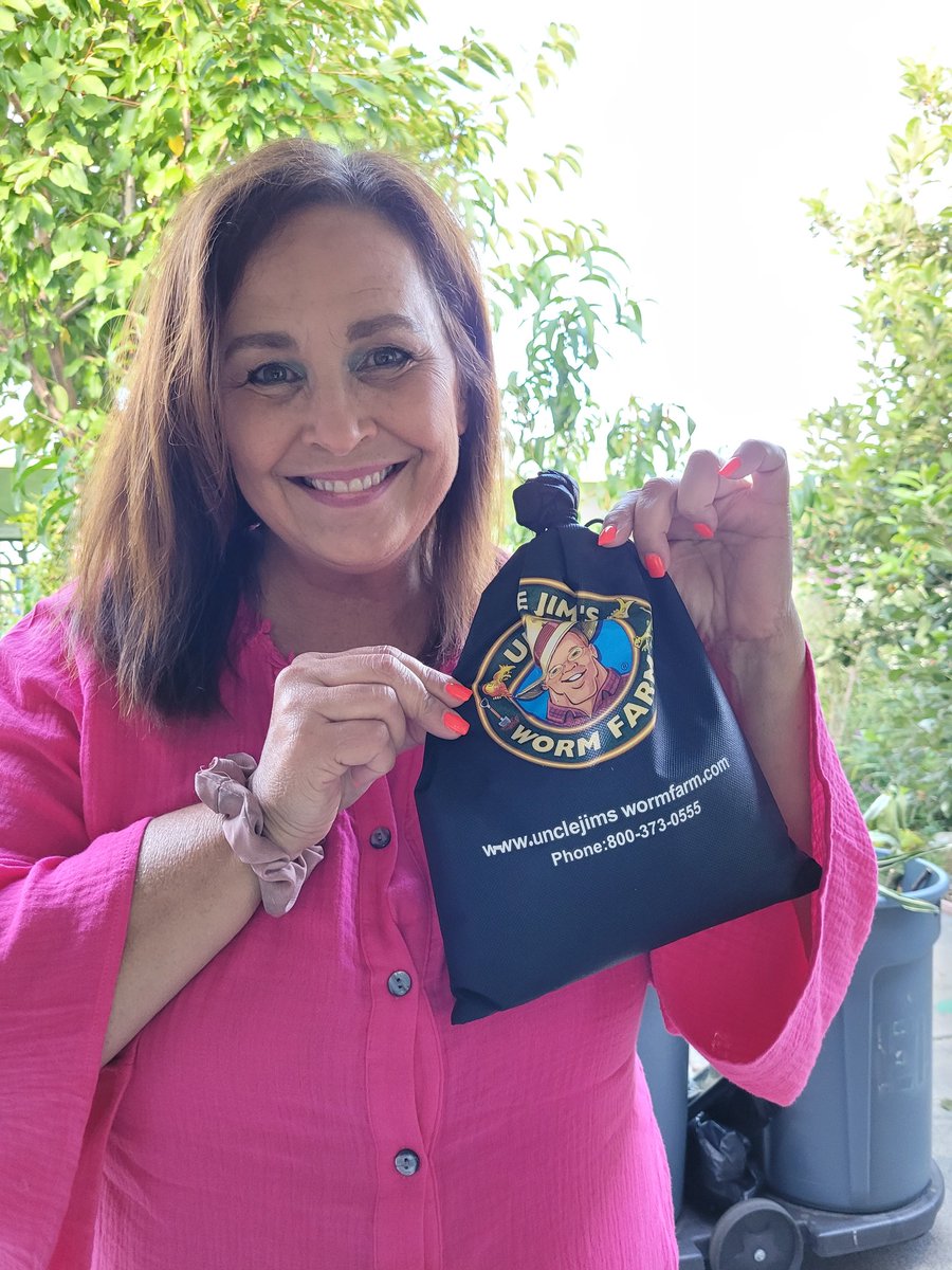 Our wriggling eco-warriors have arrived. Thank you principal Stuht for delivering them to the Green Team at Raymond Temple. Let's get those worms ready to work😊
<a href="/CentraliaSup/">Norma E. Martinez</a> <a href="/rt_eagles/">Ms. Stuht, Principal</a> <a href="/CAGreenRibbon/">CA Green Ribbon</a>