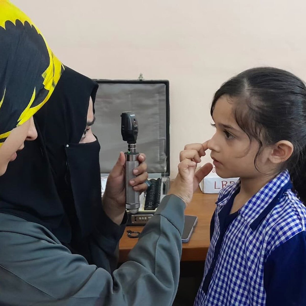 ZindagiTrust's tweet photo. The @LRBTPK team conducted thorough #eye check-ups at SMB School, screening 2091 students across grades 1 to 10 over eight days.

Their diligence revealed that 250 students were grappling with various vision-related issues, including #cataracts. https://t.co/hXw2UgKHkV