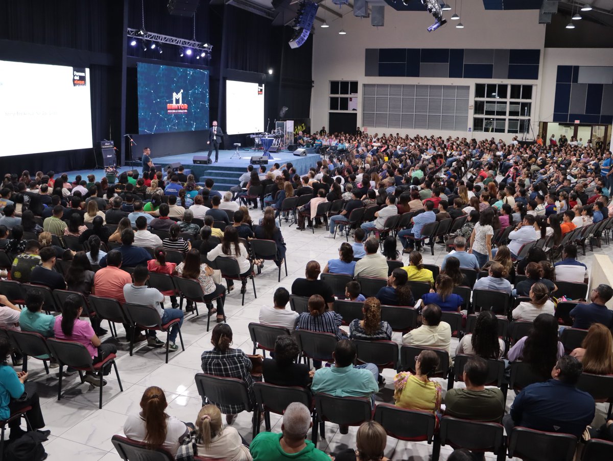MentorSV's tweet photo. ¡Auditorio lleno! Hoy más de 1,000 personas buscando ser una Generación diferente e informada. @AgustinLaje https://t.co/vjqgIFxrTA