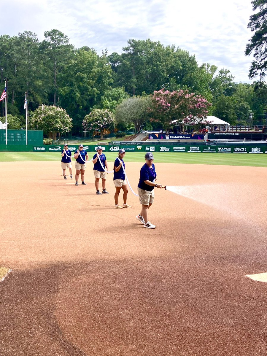 DIRTGottaLoveIt's tweet photo. Team work makes the dream work 💪🏼
#LLSBWS #GirlsWithGame #LLWS @Turfaceproducts @TurfaceC @BradEssary2 #60YearsStrong #DIRTGottaLoveIt https://t.co/1wd8xYIJcX