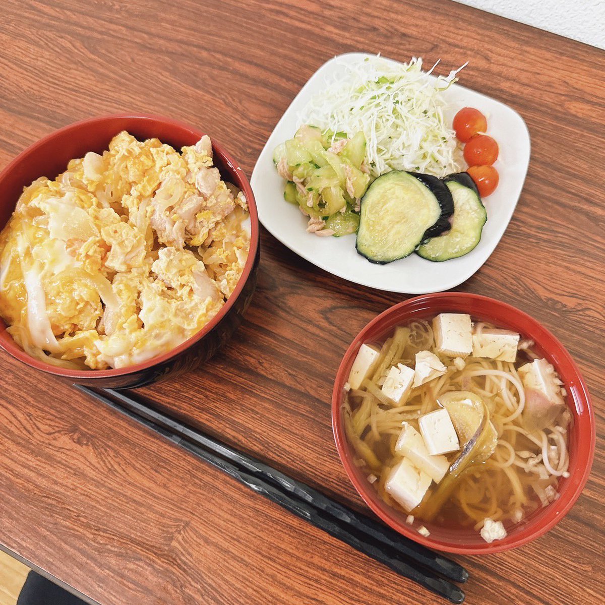 satakeReflectix's tweet photo. 今日のお昼ご飯！

親子丼です！

さすが親子なので相性抜群で美味しいです！

米が進む進む！

丼者の中でも優しい味ですね😋

お代わりいただきます！

#佐武ランチ　#社食　#サラメシ https://t.co/15In75JedJ