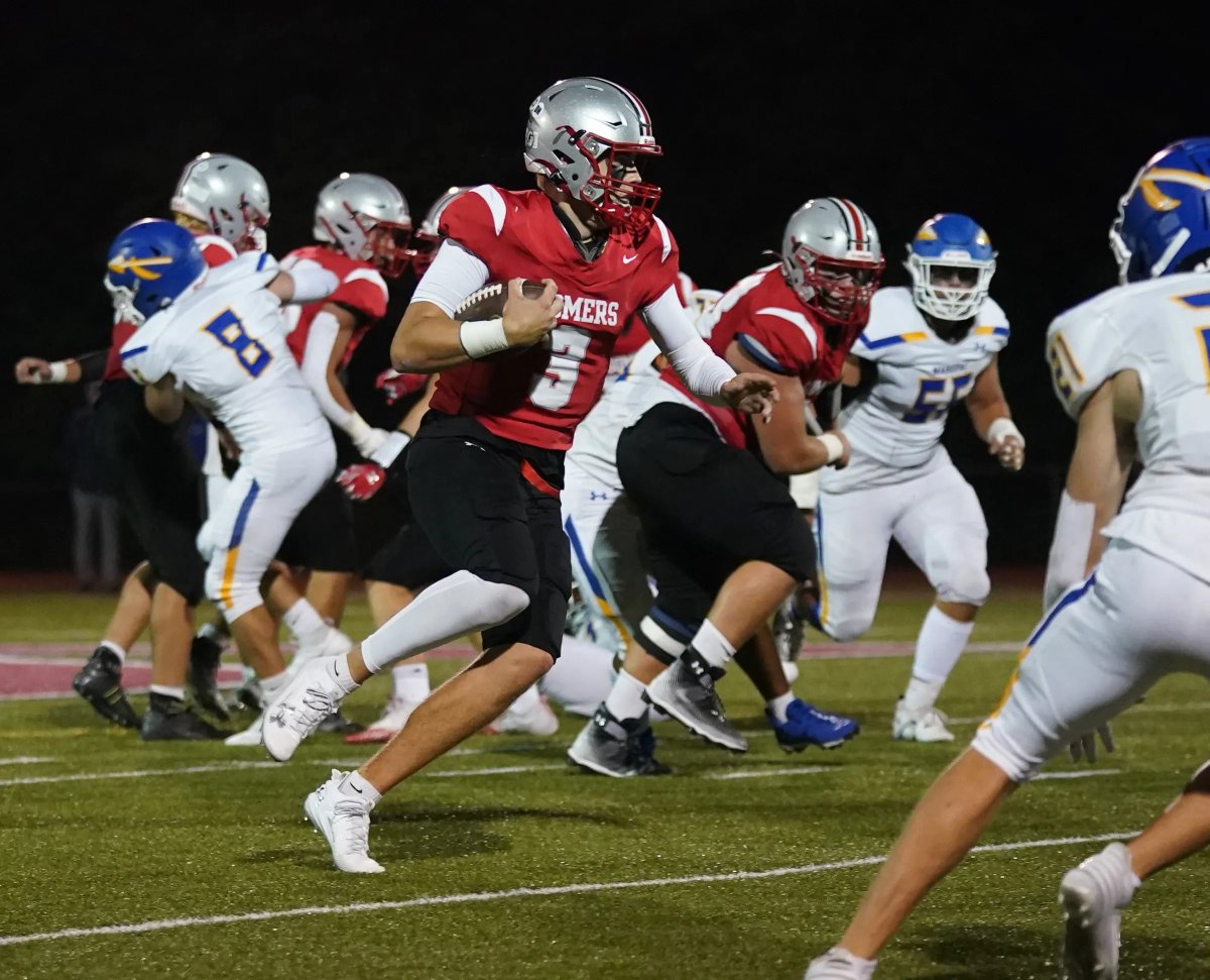 erapay5's tweet photo. Shoutout to the @lohudsports 🏈 POTW, @SomersFootball's Mac Sullivan!

He had a hand in all 4 @TuskerAthletics TDs during their 28-14 win over Mahopac, throwing for 233 yards and 3 TD passes. He also ran for a score and added 49 yards on the ground. He got 37% of votes @hoopsmbd https://t.co/y70fPnxCbK
