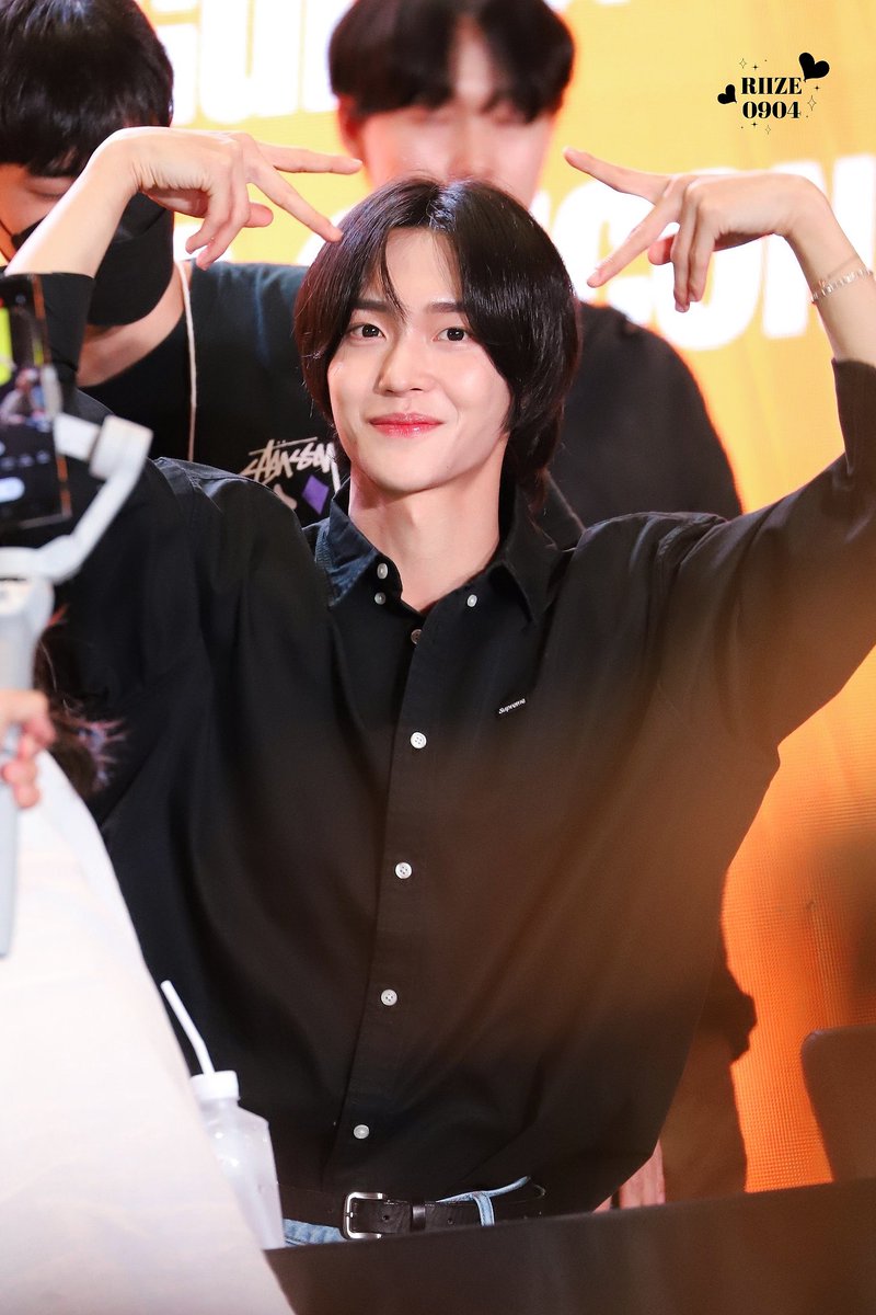 riize__0904's tweet photo. 230926  너에게 반했어 ~🫶🏻

#WONBIN #원빈 
#RIIZE #라이즈
#ShopeexRIIZE_Fansign https://t.co/9WC0elXKQt