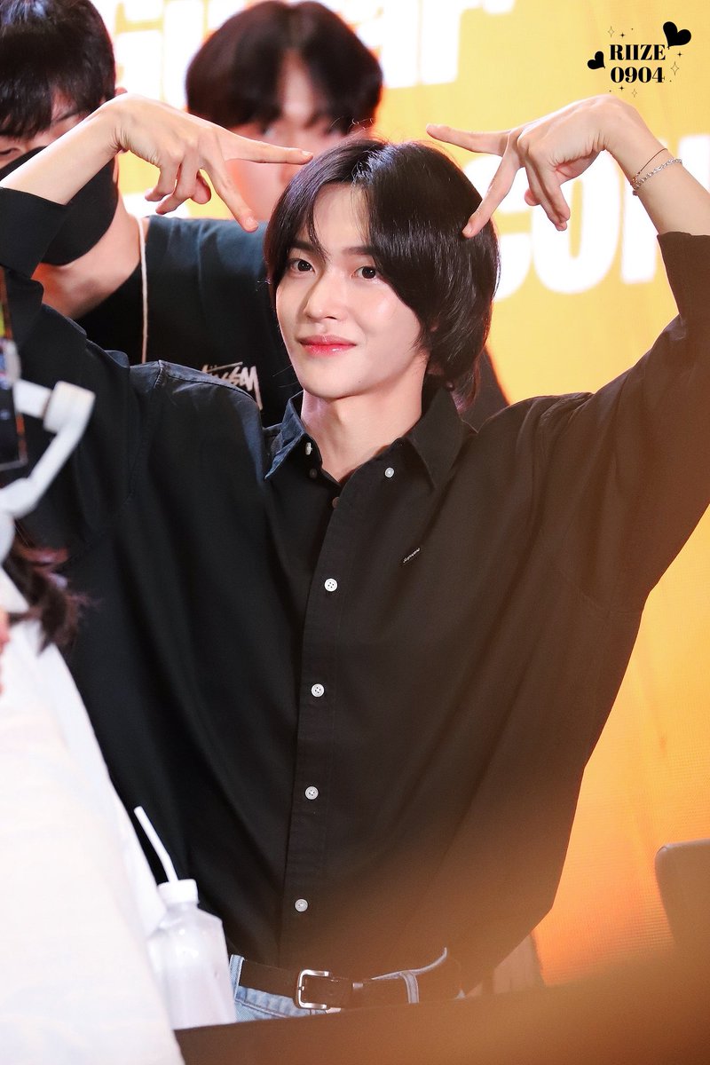 riize__0904's tweet photo. 230926  너에게 반했어 ~🫶🏻

#WONBIN #원빈 
#RIIZE #라이즈
#ShopeexRIIZE_Fansign https://t.co/9WC0elXKQt