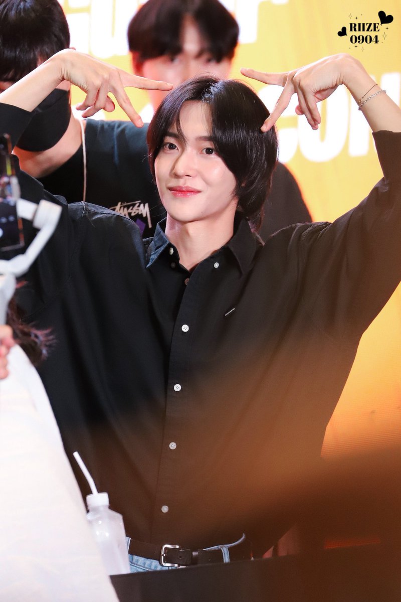 riize__0904's tweet photo. 230926  너에게 반했어 ~🫶🏻

#WONBIN #원빈 
#RIIZE #라이즈
#ShopeexRIIZE_Fansign https://t.co/9WC0elXKQt