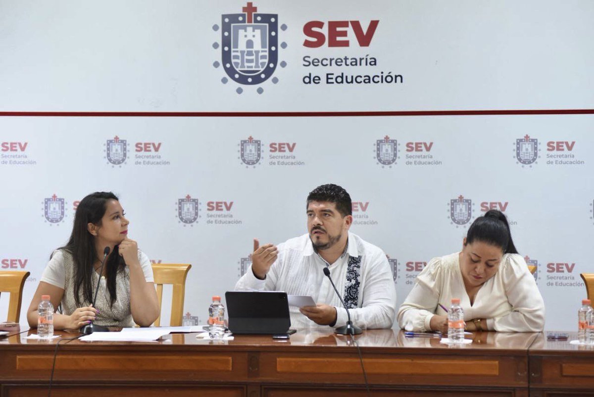 ZenyazenEscobar's tweet photo. A través de la Oficialía Mayor y de la Subsecretaría de Educación Básica, estamos generando acciones para lograr la regularización y cobertura de maestros faltantes en nuestras escuelas, principalmente en las secundarias técnicas y generales. https://t.co/f0rswOeRqf