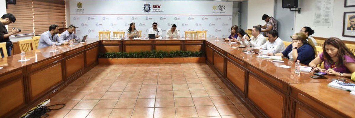 ZenyazenEscobar's tweet photo. A través de la Oficialía Mayor y de la Subsecretaría de Educación Básica, estamos generando acciones para lograr la regularización y cobertura de maestros faltantes en nuestras escuelas, principalmente en las secundarias técnicas y generales. https://t.co/f0rswOeRqf