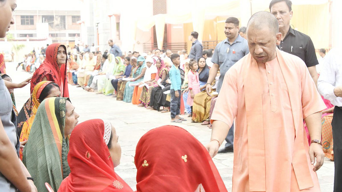 myogioffice's tweet photo. मुख्यमंत्री श्री @myogiadityanath जी महाराज ने आज @GorakhnathMndr परिसर में 'जनता दर्शन' में विभिन्न जनपदों से आए लोगों की समस्याएं सुनीं और संबंधित अधिकारियों को प्राथमिकता के साथ यथाशीघ्र समस्याओं के निराकरण हेतु निर्देश दिए। https://t.co/Aj5wy4zfbC