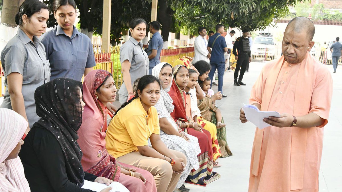 myogioffice's tweet photo. मुख्यमंत्री श्री @myogiadityanath जी महाराज ने आज @GorakhnathMndr परिसर में 'जनता दर्शन' में विभिन्न जनपदों से आए लोगों की समस्याएं सुनीं और संबंधित अधिकारियों को प्राथमिकता के साथ यथाशीघ्र समस्याओं के निराकरण हेतु निर्देश दिए। https://t.co/Aj5wy4zfbC