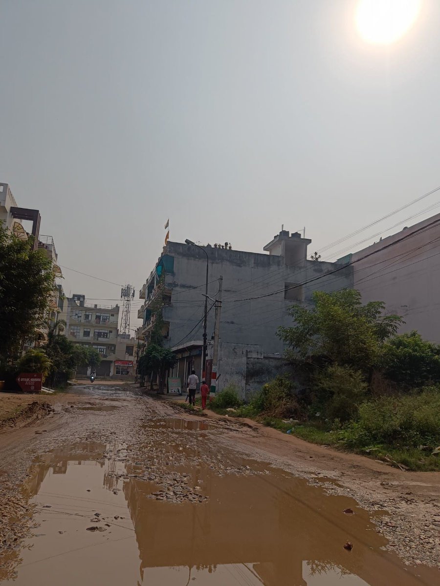 PulkitSharma2's tweet photo. @AMRUTCityGzb @SwachhBharatGov @NagarVikasUP मान्यवर, @CMOfficeUP के आदेश पर दीपावली से पहले गढ्ढा मुक्त उत्तर प्रदेश की मुहिम पर सरकारी मुलाजिमों की कोई प्रतिक्रिया नहीं है। आम जीवन अस्त व्यस्त है। पत्र के माध्यम से सूचित करने की कोशिश व्यर्थ है। कृपा करके निदान करें🙏। अवंतिका २ चिरंजीव विहार गाजियाबाद का हाल देखें। https://t.co/zO7gyNGxzV