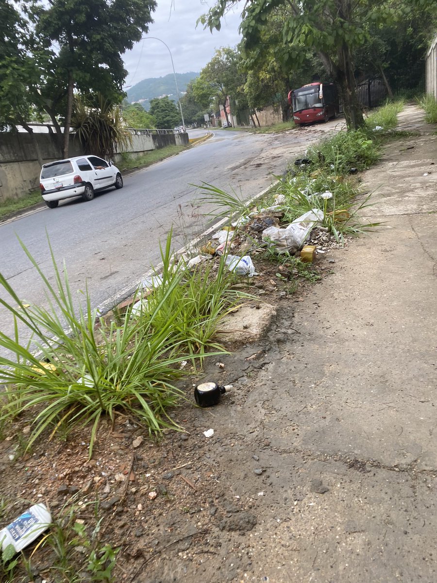 GabyRasRa's tweet photo. @asopraes cada dia  botan mas  basura en el inicio de  la  avenida el paseo , botellas de licor escombros y mas en la  acera https://t.co/minlEjHAts