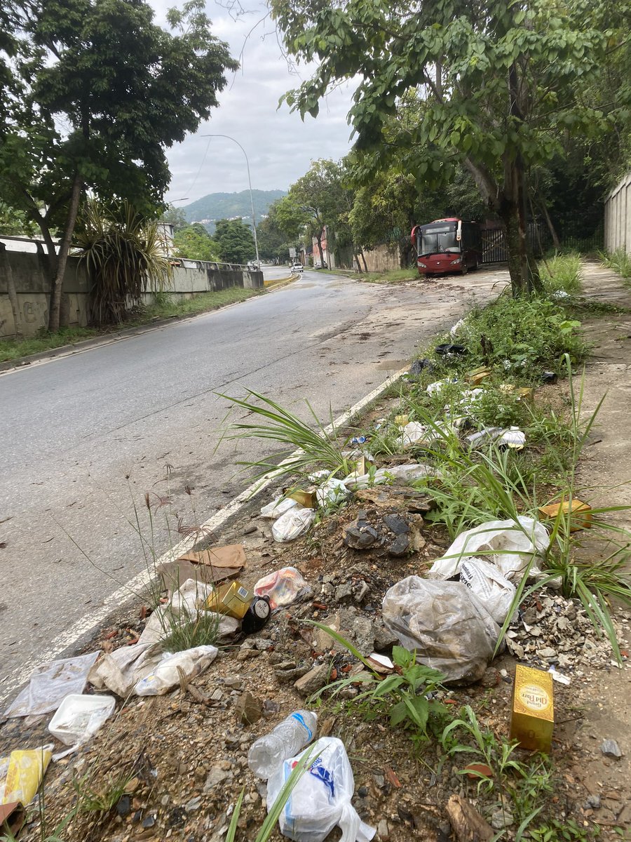 GabyRasRa's tweet photo. @asopraes cada dia  botan mas  basura en el inicio de  la  avenida el paseo , botellas de licor escombros y mas en la  acera https://t.co/minlEjHAts