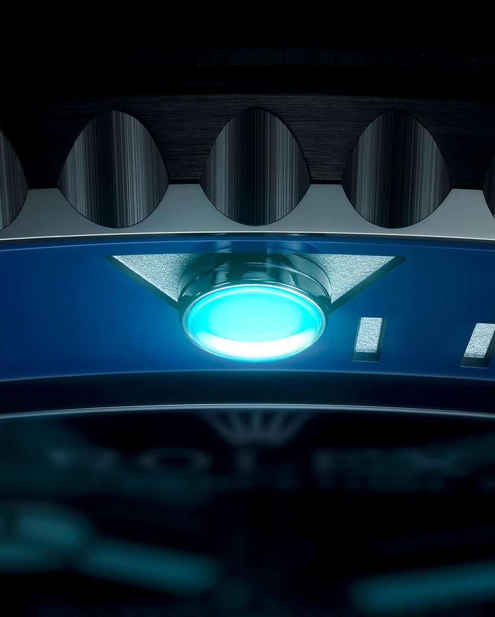 Lighting the way. The Chromalight capsule on the Submariner Date. A simple, small circle that emits a blue glow, making it easy for divers to monitor their dive time in the darkest depths.
#rolexsubmariner #WATCH #USA #tuesdayvibe #TuesdayFeeling #men