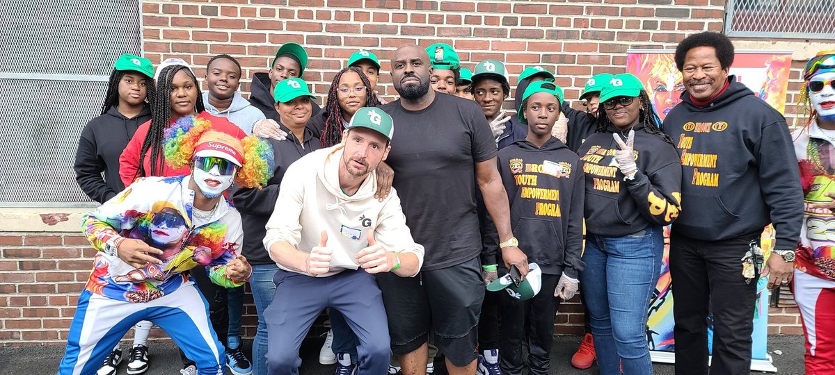 Bronxyep's tweet photo. A great food distribution today at @NYCPublicSkoolz 78  Thank @FunkFlexNY for giving back 2 his/our community. @AlinaDowe1 @NYCMayorsOffice Great Job! thanks  @GrassrootsGrocery &amp; @Grubhub for the 500 meals  10,000 lbs of fresh produce.  @DOEChancellor @NYCMayor Can I get YEP? https://t.co/s4SP89DMMm