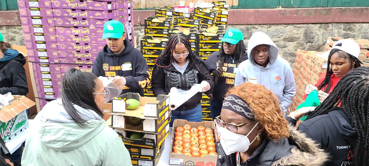 Bronxyep's tweet photo. A great food distribution today at @NYCPublicSkoolz 78  Thank @FunkFlexNY for giving back 2 his/our community. @AlinaDowe1 @NYCMayorsOffice Great Job! thanks  @GrassrootsGrocery &amp; @Grubhub for the 500 meals  10,000 lbs of fresh produce.  @DOEChancellor @NYCMayor Can I get YEP? https://t.co/s4SP89DMMm