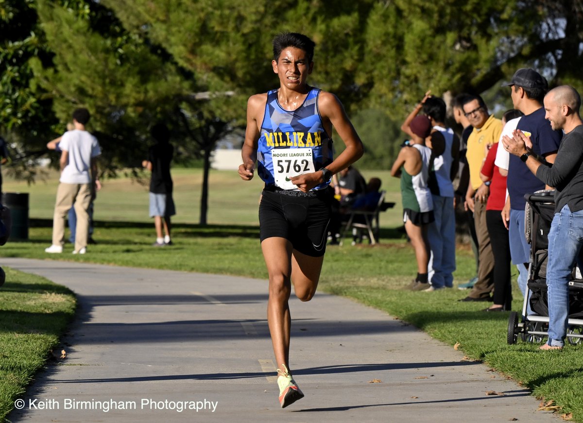 photowkb's tweet photo. Jason Parra of Millikan wins the boys 3 mile run with a time of 14:10.01 during the Moore League boys and girls cross country Meet at El Dorado Park in Long Beach. @cifss #cifss @johnwdavis #xcountry #crosscountry #running #mooreleague @InsideSoCalSpts https://t.co/ZLo6K1PaYj