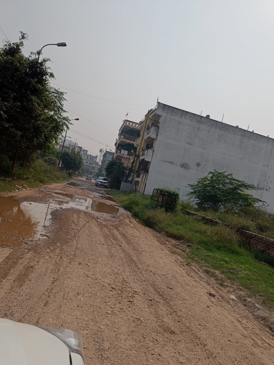 PulkitSharma2's tweet photo. @AMRUTCityGzb @ChiefSecyUP @Gen_VKSingh @NSA_GNN @ShishirGoUP @sunitadayalbjp @NagarVikasUP @SwachhBharatGov @SwachSurvekshan मान्यवर, @CMOfficeUP के आदेश पर दीपावली से पहले गढ्ढा मुक्त उत्तर प्रदेश की मुहिम पर सरकारी मुलाजिमों की कोई प्रतिक्रिया नहीं है। आम जीवन अस्त व्यस्त है। पत्र के माध्यम से सूचित करने की कोशिश व्यर्थ है। अवंतिका २ चिरंजीव विहार गाजियाबाद का हाल देखें। @NavbharatTimes https://t.co/UBlLb8sQsS
