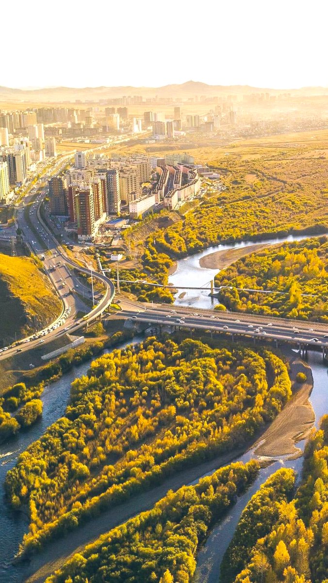 Autumn means art.. One beautiful autumn day in Mongolia 🤗