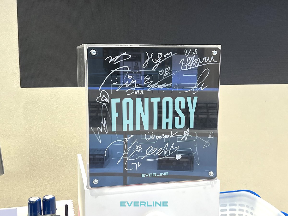 EVERLINESHOP's tweet photo. [🎁] FANTASY BOYS x EVERLINE POP-UP STORE

📍 : 더현대 서울 3F 에버라인 프로모션점
✔ : 10월 2일 (월) 20:00(KST)에 운영 마감

 팝업스토어에 깜짝 방문한 FANTASY BOYS !
아직 방문하기 전인 Bandi들은 서둘러 방문해 주세요💚

오늘 오후 3시부터 현장에서 에버뮤직앨범 구매가 가능합니다.

* 9월 27일 전 에버뮤직앨범 구매자 분들은 영수증 지참하여 현장 방문하시면 앨범 교환 가능합니다.

#FANTASYBOYS #판타지보이즈
#EVERLINE #에버라인