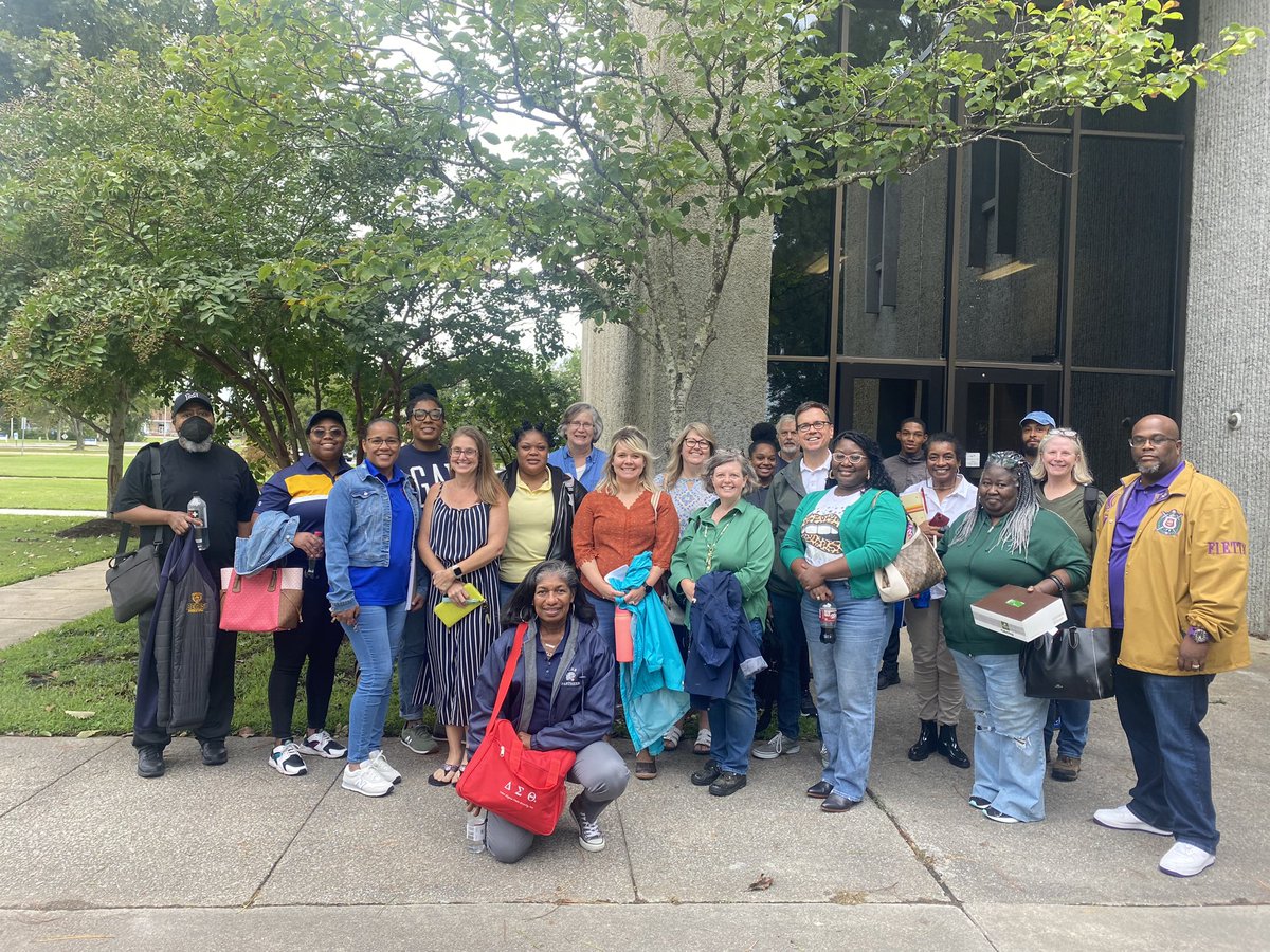 kultyrawat's tweet photo. Congratulations to area high school teachers who participated in a Drone design and 3D printing workshop on @ECSU campus. This professional dev opportunity was made possible through grants from the @FAA @NASA_Langley @NTIAgov
#ECSU #ProfessionalDevelopment #STEMeducation https://t.co/q21AqlyCH6