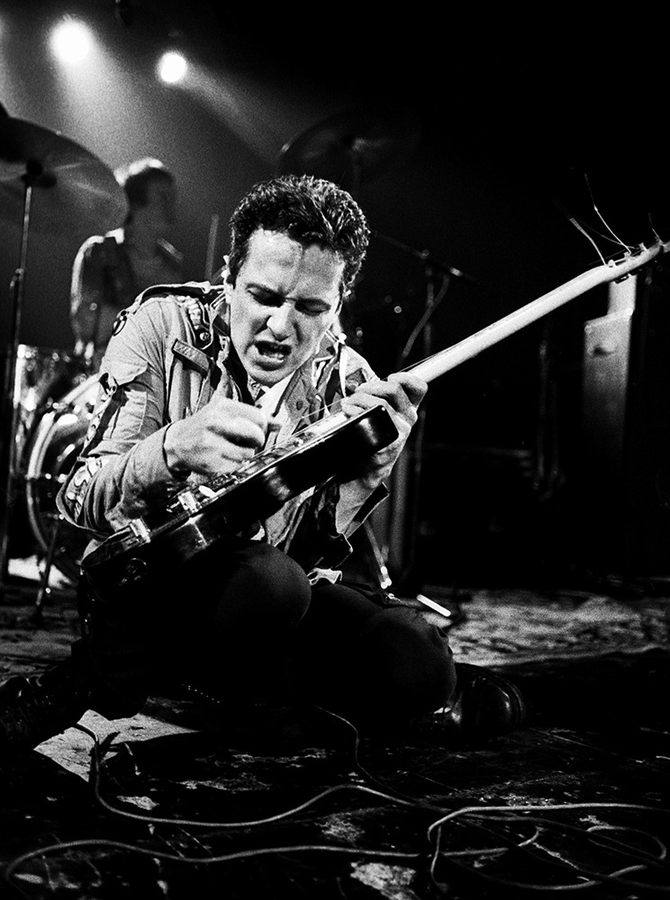 crockpics's tweet photo. Joe Strummer of The Clash. Photo by Lex van Rossen/MAI/Redferns https://t.co/dtkujrp7Jd