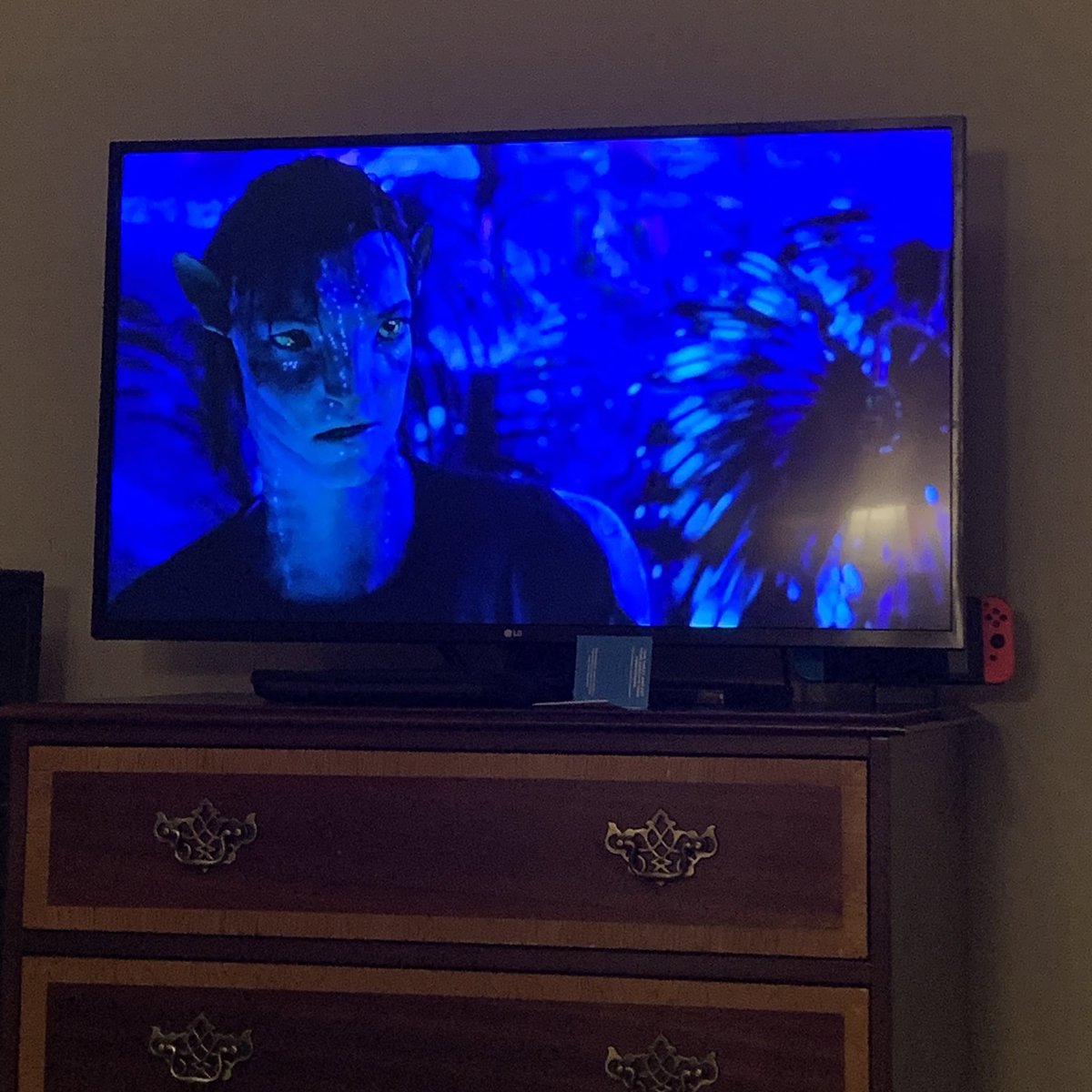 langstweets's tweet photo. living my best life rn (this movie was made to be watched on a hotel tv) https://t.co/rEP3wcnTKr