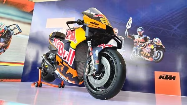 HTAutotweets's tweet photo. IN PICS | KTM RC16 #MotoGPEdition turns heads at maiden #IndianGP
https://t.co/8HwDWkgl3C https://t.co/sDRI0s0a8P