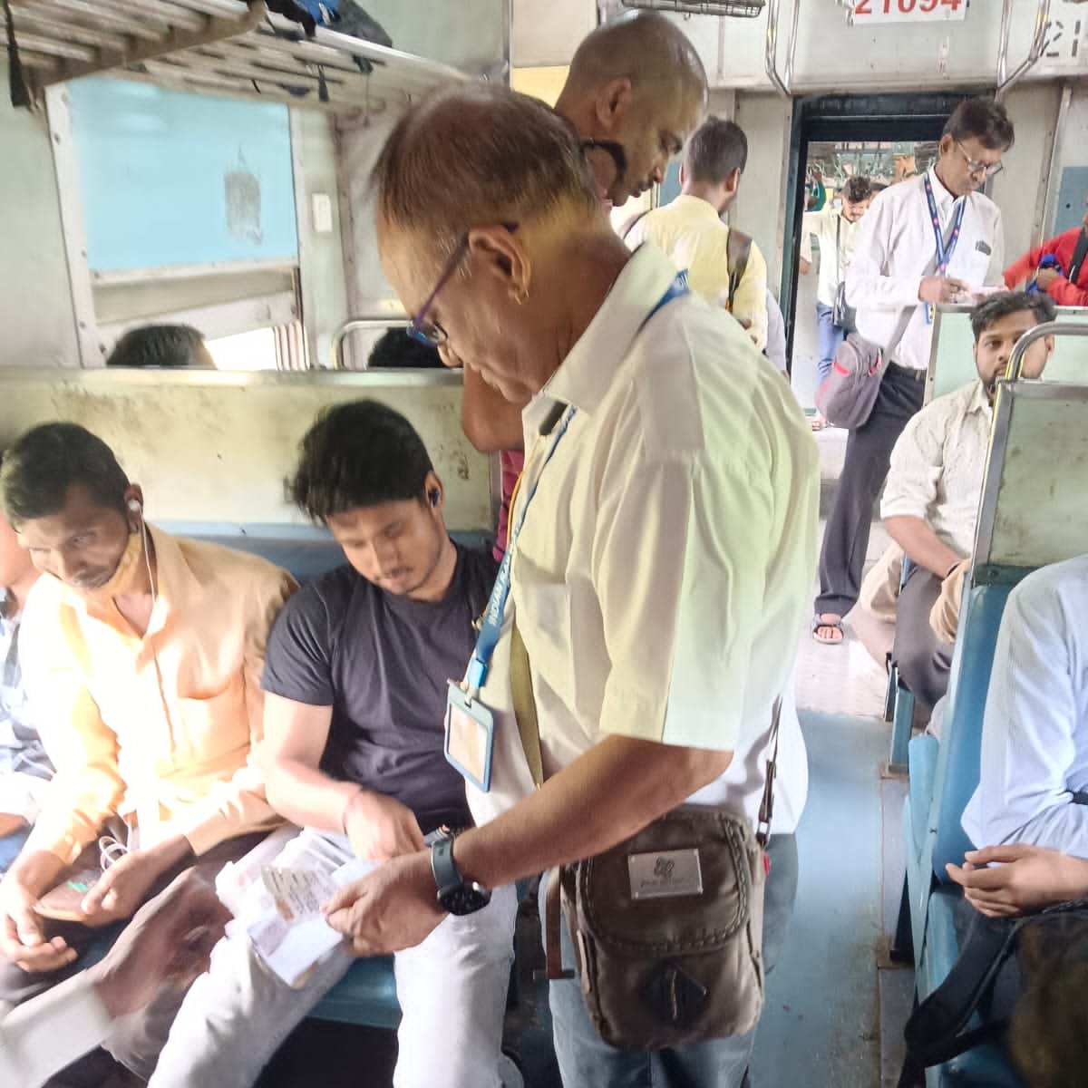 drmmumbaicr's tweet photo. Special Checks conducted on date 27/09/2023 between the #PNVL-#BSR section against Ticketless & unauthorized passengers during Peak hours.
"𝐖𝐞 𝐚𝐩𝐩𝐞𝐚𝐥 𝐭𝐨 𝐚𝐥𝐥 𝐩𝐚𝐬𝐬𝐞𝐧𝐠𝐞𝐫𝐬 𝐭𝐨 𝐭𝐫𝐚𝐯𝐞𝐥 𝐨𝐧 𝐚 𝐯𝐚𝐥𝐢𝐝 𝐭𝐢𝐜𝐤𝐞𝐭".
@Central_Railway https://t.co/wlkS0blFKO
