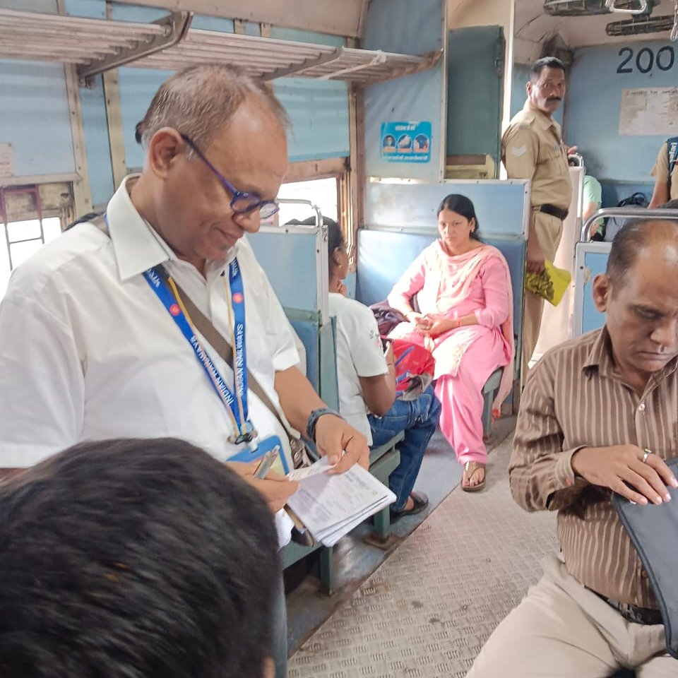 drmmumbaicr's tweet photo. Special Checks conducted on date 27/09/2023 between the #PNVL-#BSR section against Ticketless & unauthorized passengers during Peak hours.
"𝐖𝐞 𝐚𝐩𝐩𝐞𝐚𝐥 𝐭𝐨 𝐚𝐥𝐥 𝐩𝐚𝐬𝐬𝐞𝐧𝐠𝐞𝐫𝐬 𝐭𝐨 𝐭𝐫𝐚𝐯𝐞𝐥 𝐨𝐧 𝐚 𝐯𝐚𝐥𝐢𝐝 𝐭𝐢𝐜𝐤𝐞𝐭".
@Central_Railway https://t.co/wlkS0blFKO