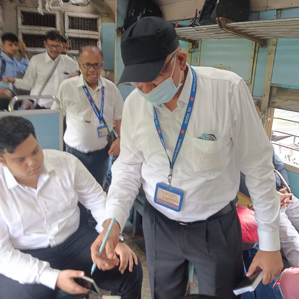 drmmumbaicr's tweet photo. Special Checks conducted on date 27/09/2023 between the #PNVL-#BSR section against Ticketless & unauthorized passengers during Peak hours.
"𝐖𝐞 𝐚𝐩𝐩𝐞𝐚𝐥 𝐭𝐨 𝐚𝐥𝐥 𝐩𝐚𝐬𝐬𝐞𝐧𝐠𝐞𝐫𝐬 𝐭𝐨 𝐭𝐫𝐚𝐯𝐞𝐥 𝐨𝐧 𝐚 𝐯𝐚𝐥𝐢𝐝 𝐭𝐢𝐜𝐤𝐞𝐭".
@Central_Railway https://t.co/wlkS0blFKO