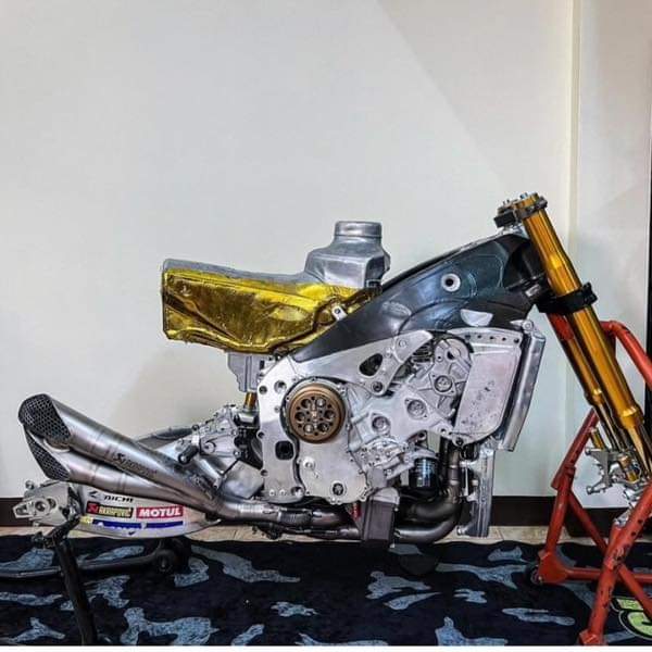 twtbikers's tweet photo. Swing arm MotoGP FOR SALE!!

Kecoh dekat group FB orang Thailand jual swing arm MotoGP. Mana la dia dapat 4 biji motor tu. Kayooo

📸 Aisara Sodawat https://t.co/uEYYS96JMe