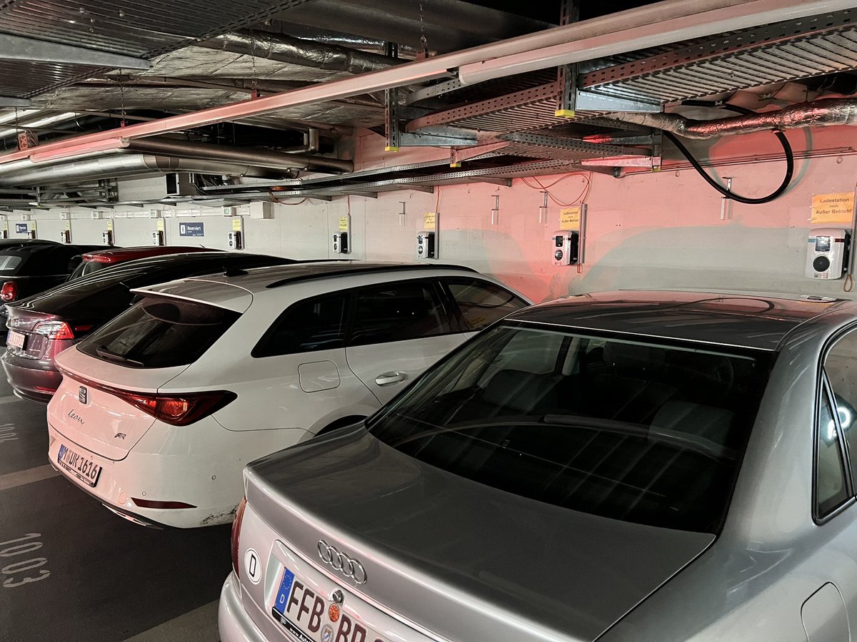 scott_annan's tweet photo. Convenient ⚡️🚗 #Munich 🅿️. Two rows x50 newly installed #app #bookable #chargers with 🅿️
Another challenge to traditional 🇩🇪 #roadsideretail that is 🚬 centric 🤔
@christianwawa @FrankBeard @sabine_benoit @NACSonline @ThisIsRN @RetailerDev @ACS_LocalShops https://t.co/LJFiMzcBeU