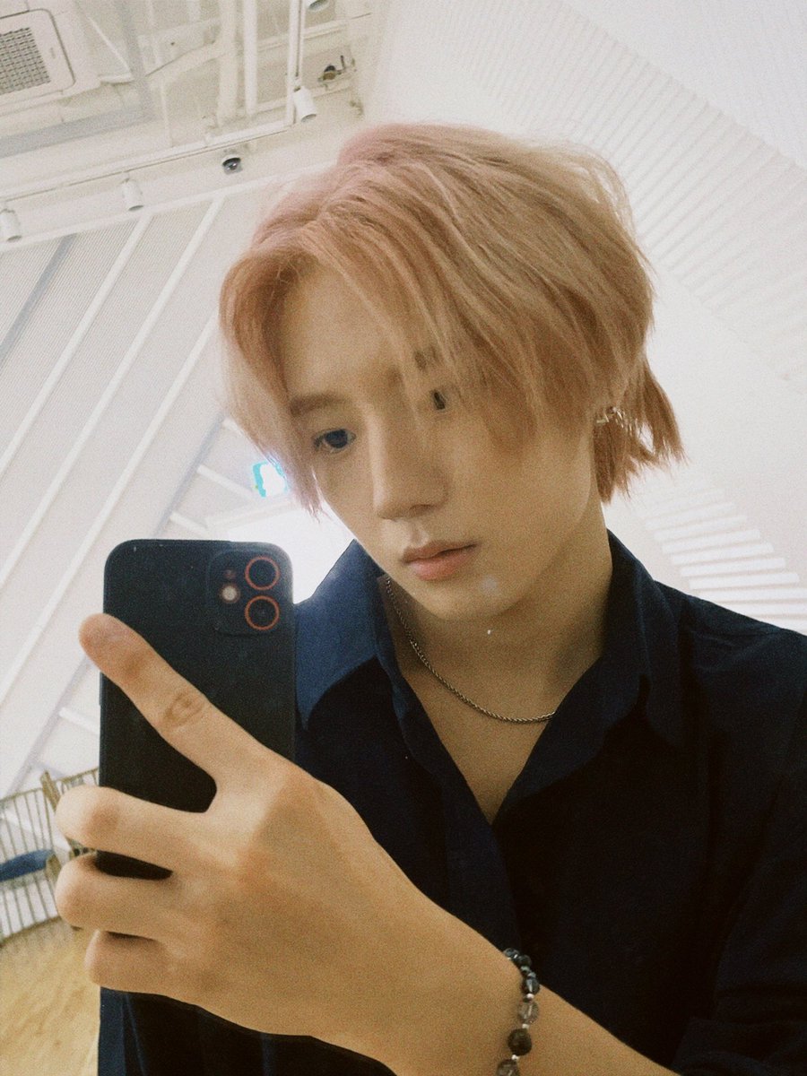 JUSTB_twt's tweet photo. [#건우] Your boy on his pink mood🐷 10/9 #Oct9

#JUSTB #저스트비 #GEONU https://t.co/wofbkhsKgx