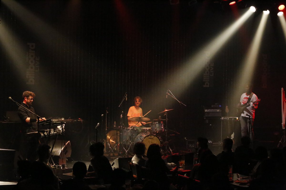 billboardlive_o's tweet photo. 【LivePhoto📸】
9/ 26（Tue）
『Soccer 96 & Ghost In The Tapes with guest ermhoi & Julia Shortreed Temple of Sound at Billboard Live』

権威あるイベントを日本に招致し行われる【Temple of Sound】とビルボードライブのコラボレート公演。UKか���は新世代UKジャズのユニット、サッカー96。サンプラーを駆使し伝統の継承と独自のサウンドを探求し続けるゴースト・イン・ザ・テープスが登場。日本からはシンガーソングライターやトラックメイカーとして活躍目覚ましいermhoiがオンステージ。他文化との音楽的創造のステージを作り出した。
横浜公演は本日9月27日、ビルボードライブ横浜（@billboardlive_y )にて。
ご予約受付中→ https://t.co/yKbzyb3RQ4

【Member】
＜Soccer 96＞  Danalogue (Synthesizer) Betamax (Drums) Tom Herbert (Bass)
＜Ghost In The Tapes＞  Joseph Wallace (MC) Genshu Fukaya(MC, Percussions) Samy Abboud (Sampler) Jordan Parry (Synthesizer) Marysia Osu (Harp) Matt Gedrych (Bass) Blake Cascoe (Drums) ＜Guests＞  ermhoi(Vocals) ※ゲストでの参加を予定しておりましたJulia Shortreedが声帯炎を発症した為大阪公演の出演はキャンセルとなりました。

📸Kenju Uyama

#Billboardlive
#Billboard
#ビルボード
#ビルボードライブ
#OSAKA
#Livephoto