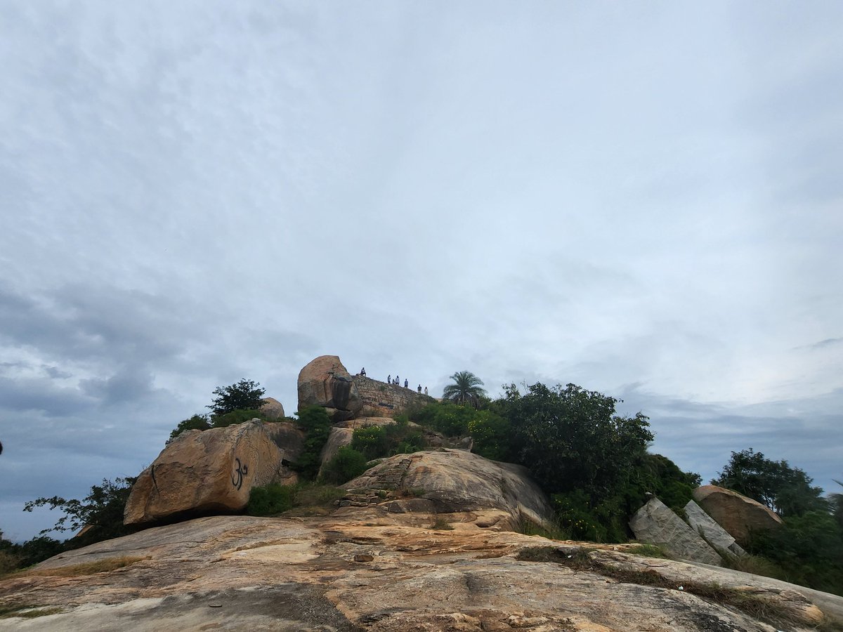 NehaAdiga's tweet photo. Kundana fort in Devanahalli, close to the airport. 

It's a small fort with a pretty view with less than 30 steps. Has a tiny temple on the top. Perfect picnic spot if you don't want to hike around but want a quick get-away 

https://t.co/NKr7nWl5Kz https://t.co/imHECQynu6