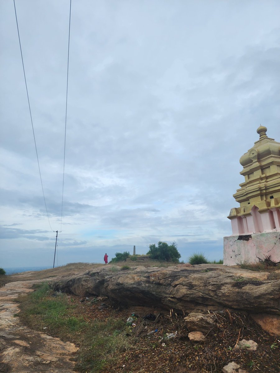NehaAdiga's tweet photo. Kundana fort in Devanahalli, close to the airport. 

It's a small fort with a pretty view with less than 30 steps. Has a tiny temple on the top. Perfect picnic spot if you don't want to hike around but want a quick get-away 

https://t.co/NKr7nWl5Kz https://t.co/imHECQynu6