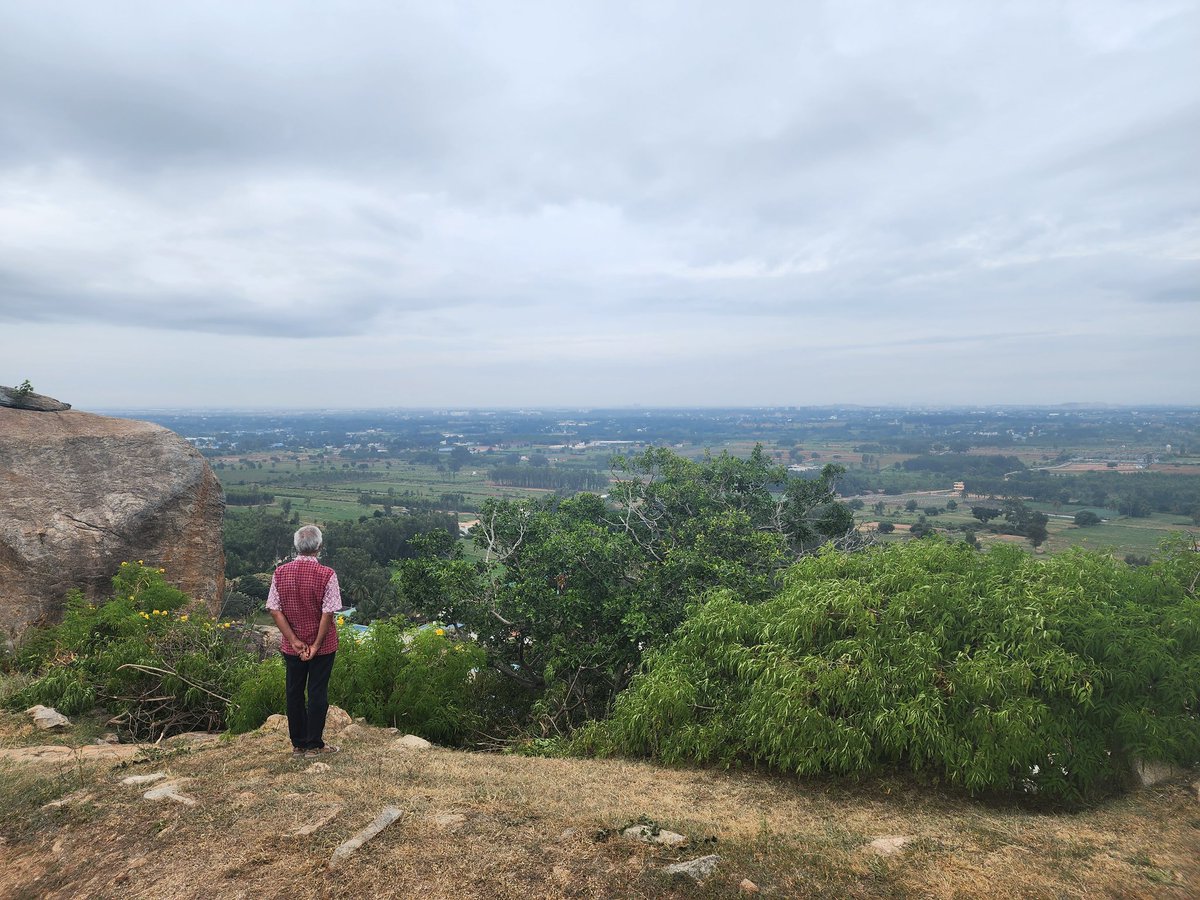 NehaAdiga's tweet photo. Kundana fort in Devanahalli, close to the airport. 

It's a small fort with a pretty view with less than 30 steps. Has a tiny temple on the top. Perfect picnic spot if you don't want to hike around but want a quick get-away 

https://t.co/NKr7nWl5Kz https://t.co/imHECQynu6