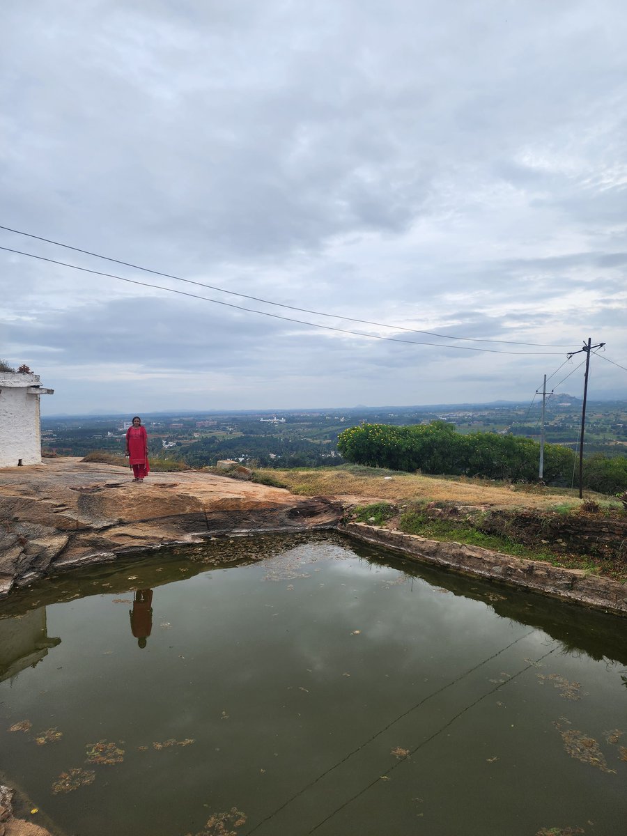 NehaAdiga's tweet photo. Kundana fort in Devanahalli, close to the airport. 

It's a small fort with a pretty view with less than 30 steps. Has a tiny temple on the top. Perfect picnic spot if you don't want to hike around but want a quick get-away 

https://t.co/NKr7nWl5Kz https://t.co/imHECQynu6
