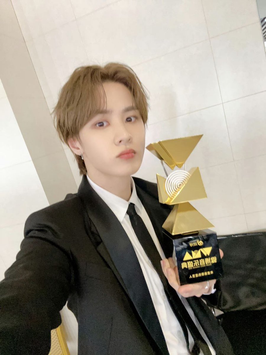 wayvisionnie's tweet photo. [230926] Actualización de #KUN en weibo 

"Hoy estoy muy feliz~ ¡Gracias a tod@s por su apoyo! ¡Muchas gracias también a los 'Weibo Music Awards' por el ánimo y el reconocimiento! Sigamos trabajando duro juntos~"
https://t.co/875AY3mGWF https://t.co/iOzjI7ypfF