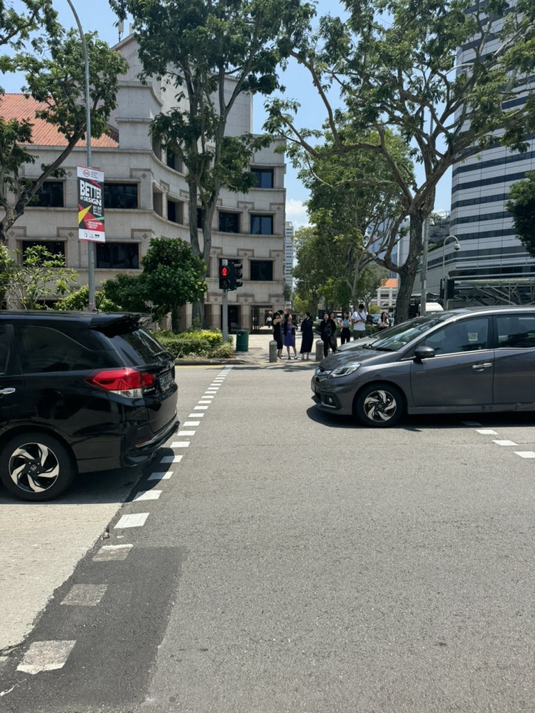 boboiscrazy's tweet photo. 1x vs 5x zoom on 15 pro max https://t.co/t5bln0t8BY