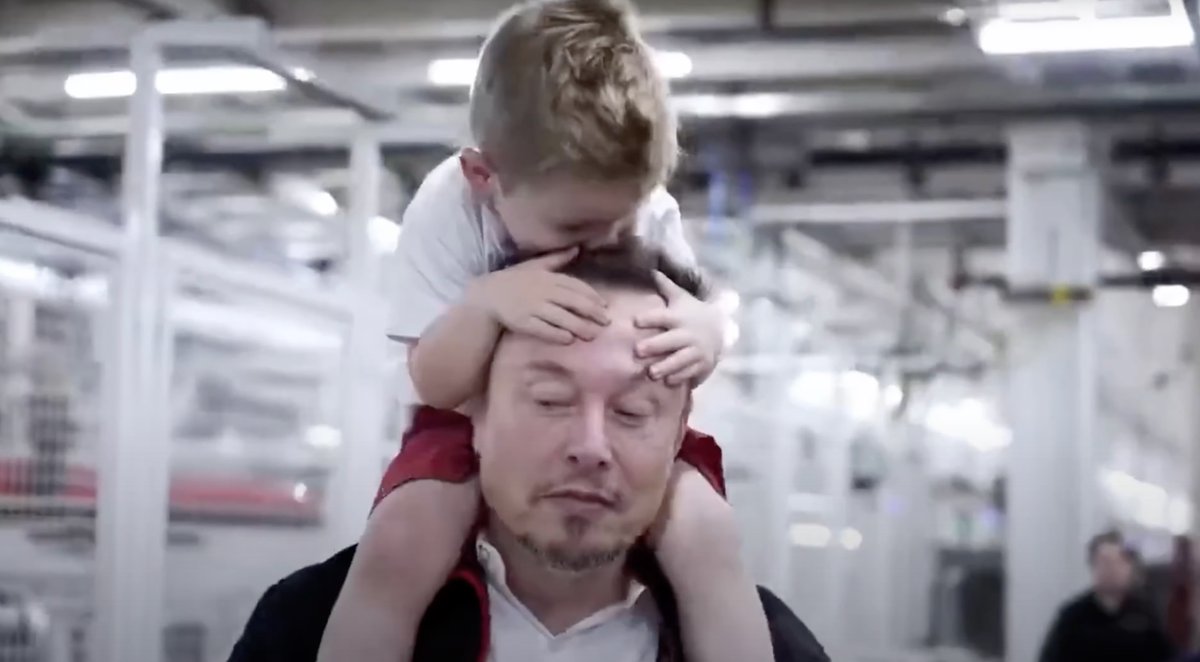 mitchdeg's tweet photo. Vous en connaissez beaucoup des CEO qui font visiter leurs installations à un chef d'Etat en ayant leur gamin dans les bras ?! Ici @elonmusk  avec la Présidente de la Hongrie, Katalin Novak, à Giga Texas ! https://t.co/7kPZe3nvv4