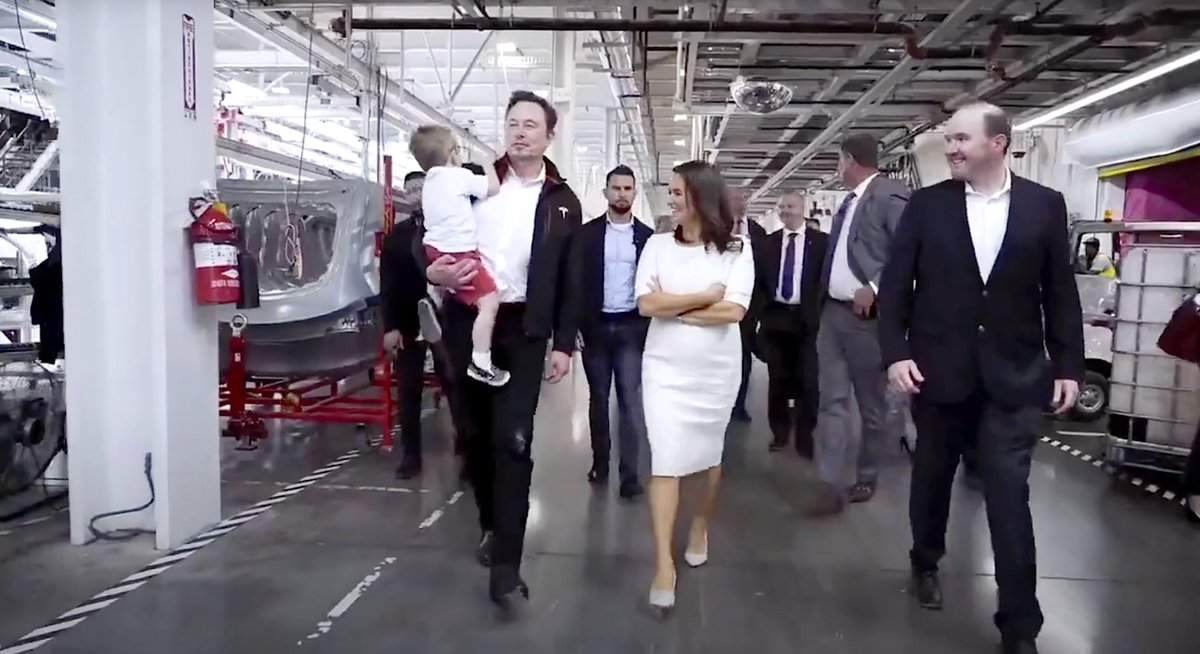 mitchdeg's tweet photo. Vous en connaissez beaucoup des CEO qui font visiter leurs installations à un chef d'Etat en ayant leur gamin dans les bras ?! Ici @elonmusk  avec la Présidente de la Hongrie, Katalin Novak, à Giga Texas ! https://t.co/7kPZe3nvv4